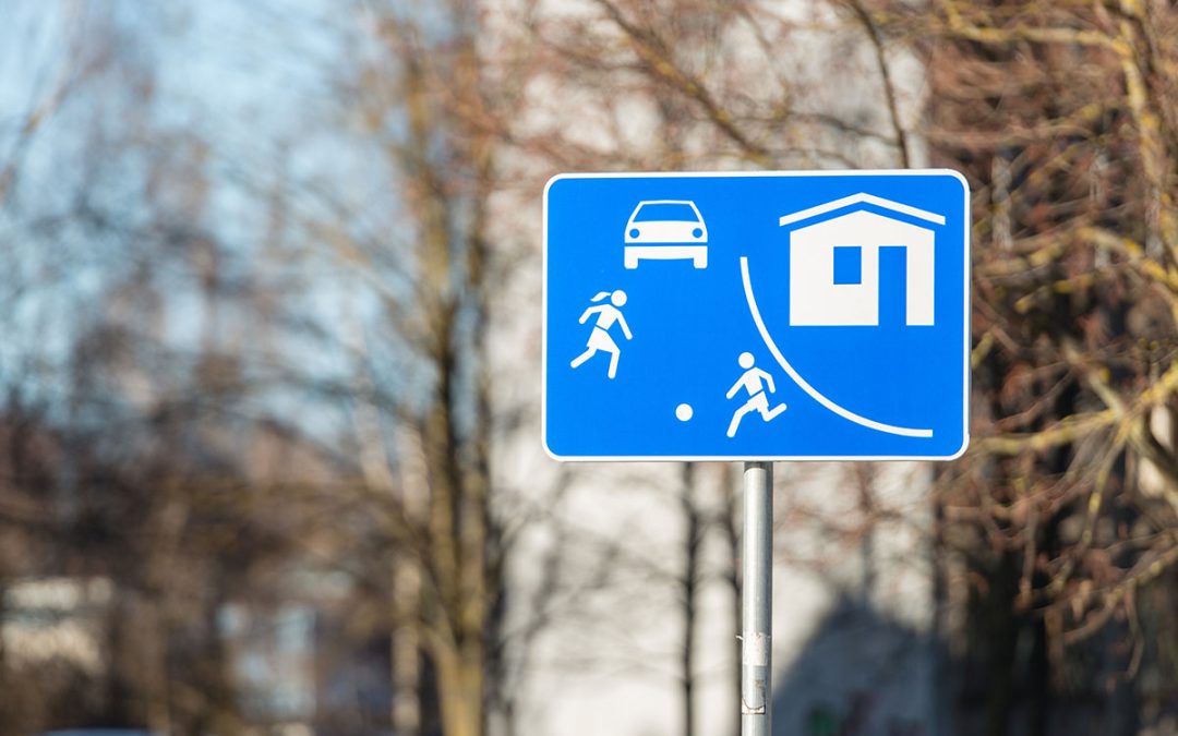Strefa zamieszkania – przepisy i znaki drogowe