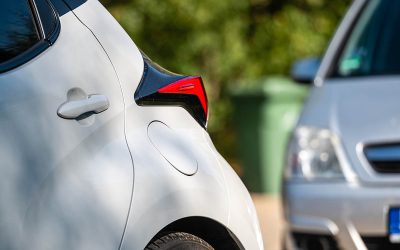 Kurs na prawo jazdy – najczęstsze błędy podczas parkowania równoległego i prostopadłego