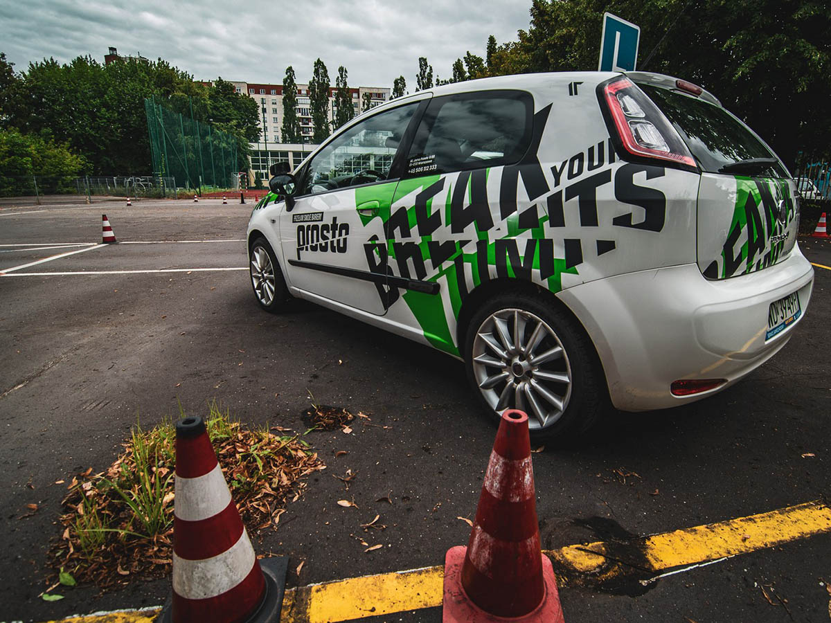 Czy warto wykupić jazdy doszkalające przed egzaminem? Warszawa jazdy doszkalające w OSK Prosto